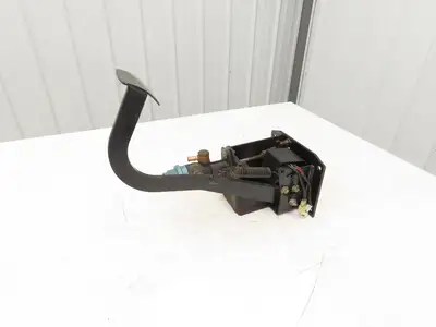 Toyota 5FBCU20 Electric Forklift Brake Pedal Master Cylinder Assembly