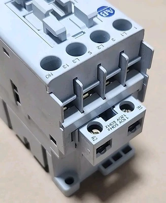 NEW Allen-Bradley 100-C09D10