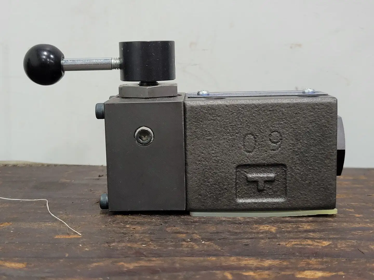 NEW YUKEN DMG-01-2D60B-1090