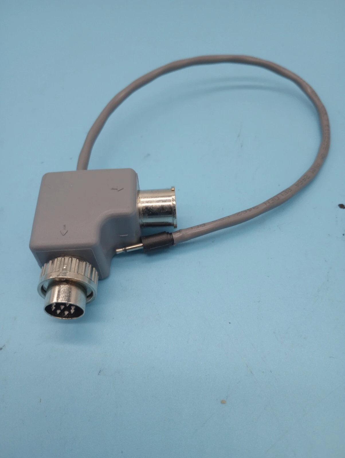 90 DEGREE ADAPTER 8 PIN  MALE TO 8 PIN FEMALE WITH   MIN1 RCA CABLE