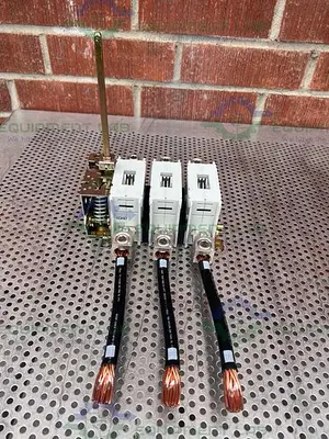 USED ABB OETL-NF200A DISCONNECT SWITCH W/ FERRAZ SHAWMUT 69133 DISTRIBUTION BLOCK
