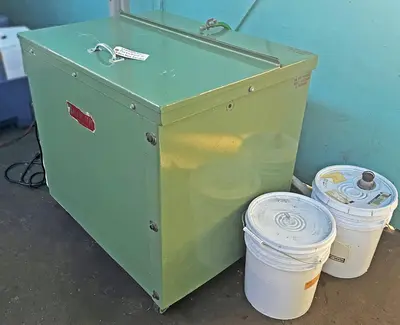 ULTRAMATIC 3 CUBIC FOOT VIBRATORY FINISHER, PORTABURR3