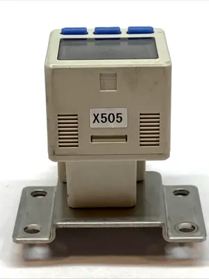 USED SMC DIGITAL VACUUM SWITCH 3-SCREEN 1/4" NPT PNP 12-24V