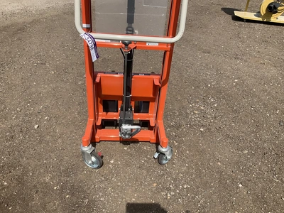 Hamaco manual hydraulic forklift model HFH-HE600-15, 1,322 lb capacity, 31-1/2” x 4” forks, 60” max ...
