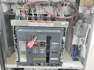 Used SQUARE D POWER-ZONE 4 Switchgears British Columbia CA | Lenmark #239373