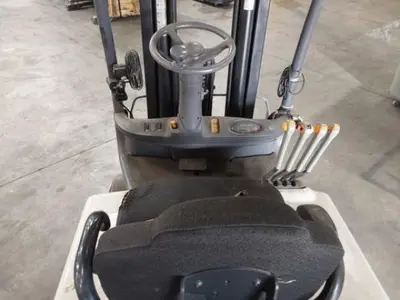 USED 2017 CROWN FC5245-60