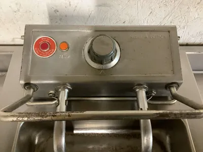 152-0536 Wells F49 Electric Countertop Fryer