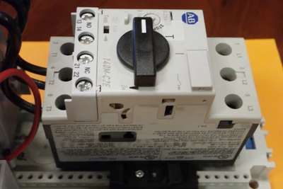 USED Siemens 140M-C2E-A25 SER B +  (2) 100-C09Z*10 SER A + A02