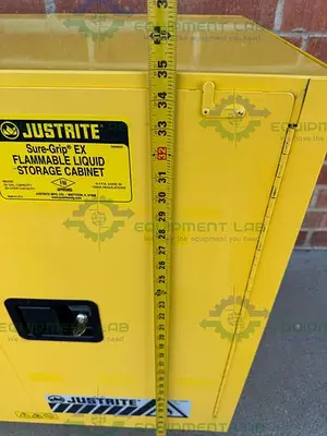 USED JUSTRITE 892320 FLAMMABLE LIQUID STORAGE CABINET 22 GALLON W/ SHELF, KEY