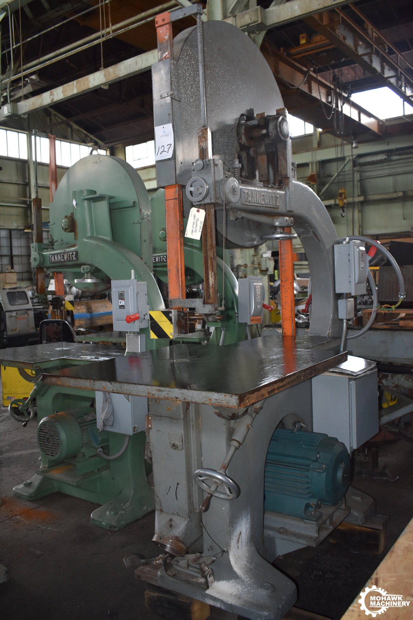 41.5" x 21" TANNEWITZ "RH" VERTICAL BAND SAW w/DIRECT DRIVE - TILT TABLE - 7.5 HP MOTOR