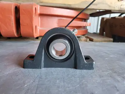 Pillow Block Housing w/ UC207-20 Bearing