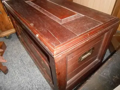 8283-385 ANTIQUE WOODWORKERS WOOD TOOL BOX WITH TOOLS