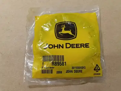 NEW JOHN DEERE R89581