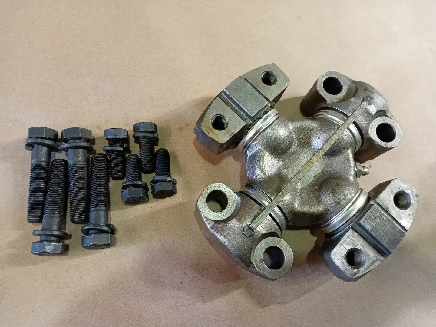 U-Joint Cross Bearing 391054-100