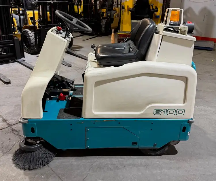 Used 2017 Tennant 6100 Sweepers New York US | United Lift #1445349