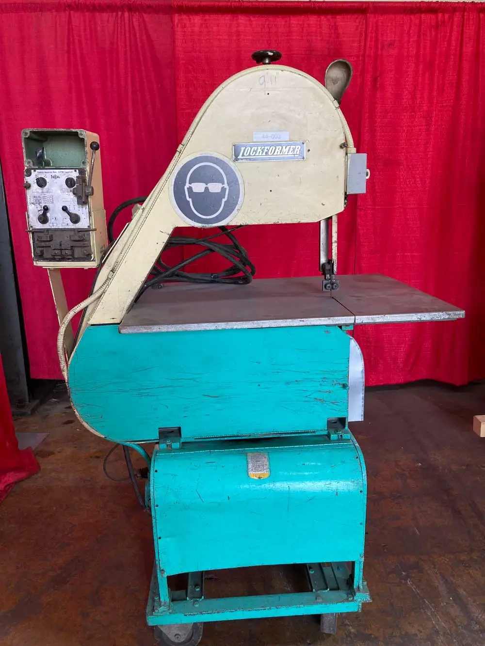Pre-owned LOCKFORMER 24S Bandsaw