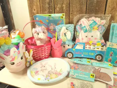 Lot of Easter (eggs, door hanger, etc.)