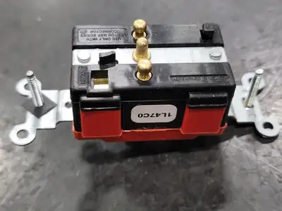 NEW LEVITON M1221-W