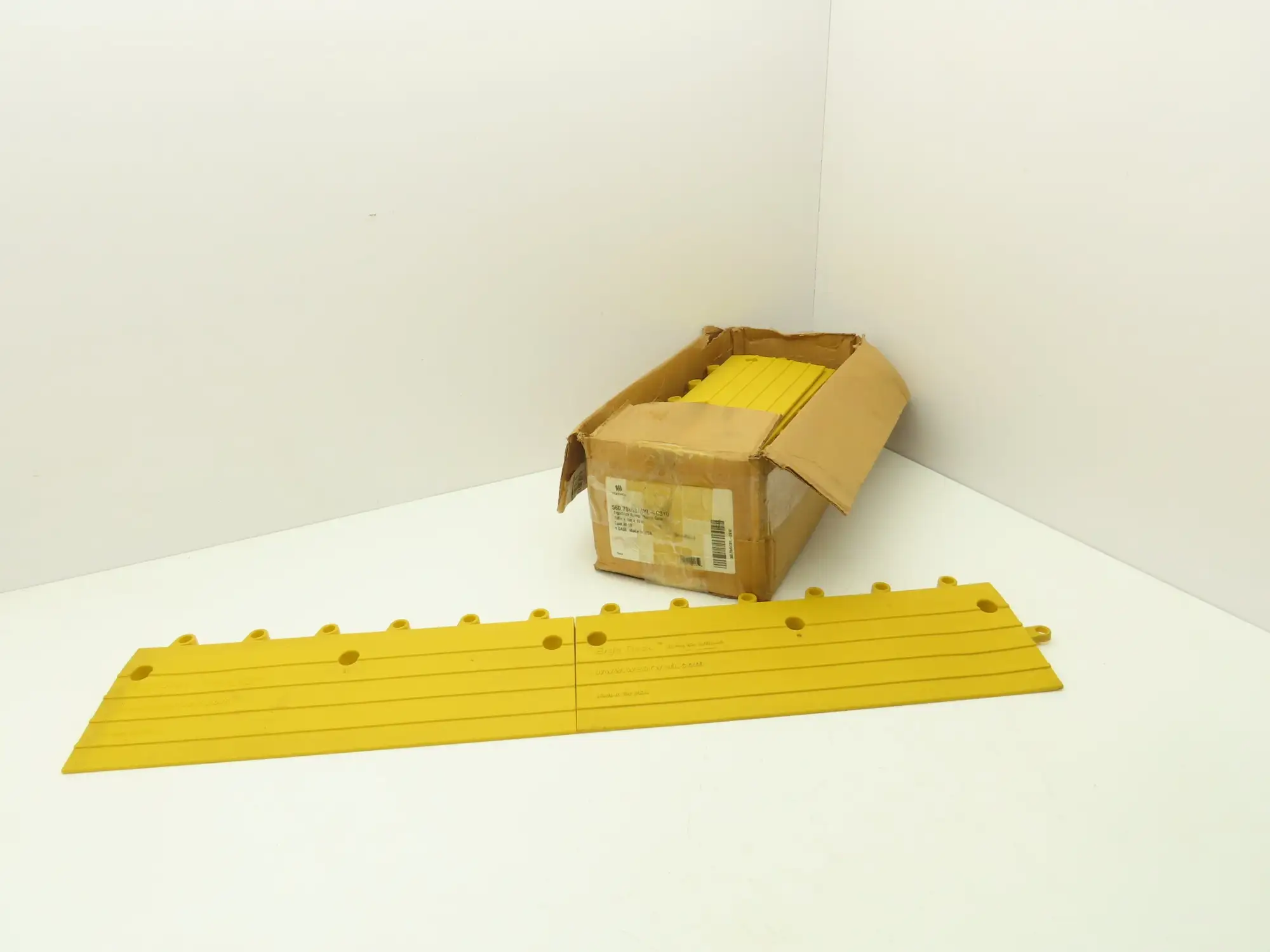 Wearwell 560.78x6x18YL-CS10 Ergodeck Safety Mat Ramp 18" x 6" x 7/8" Lot of 10