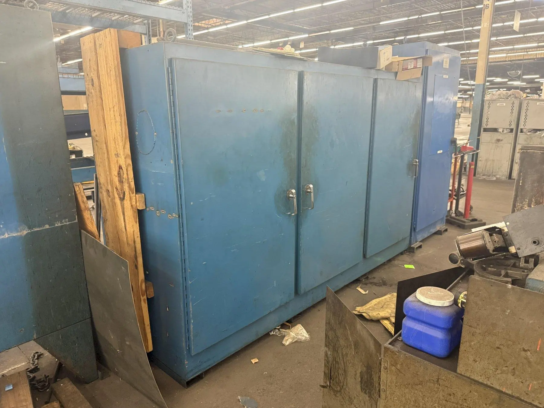 3 DOOR INDUSTRIAL MAINTENANCE STORAGE CABINET: YOBRO #25299