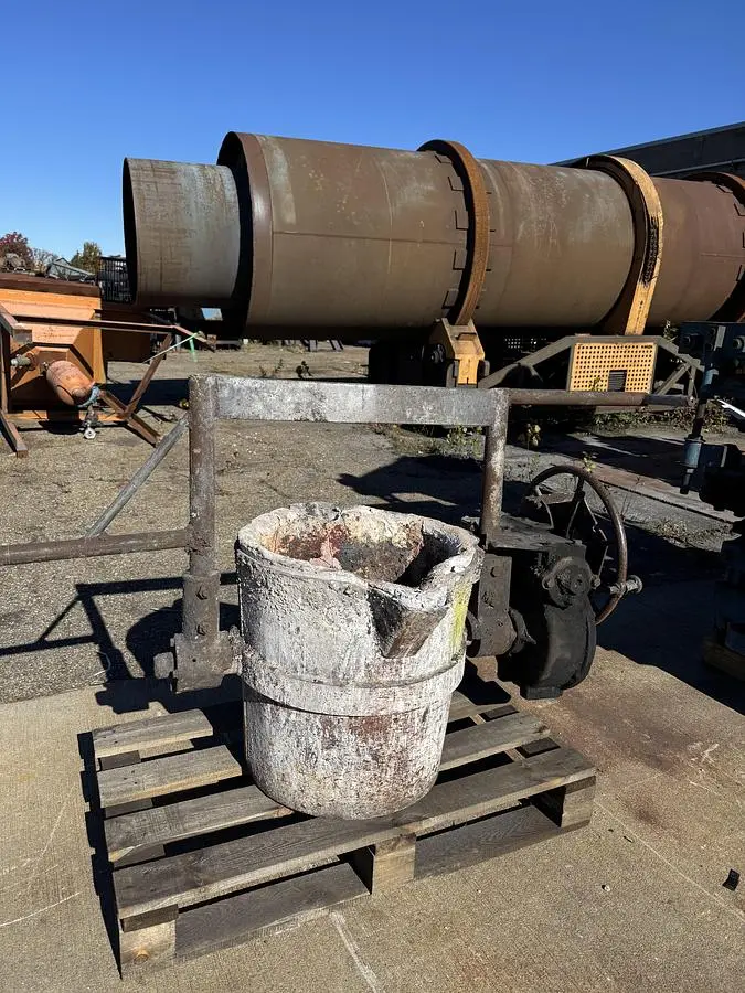 USED MODERN LIP POUR LADLE