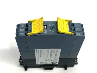 USED SIEMENS SIRIUS SAFETY RELAY, BASIC UNIT ADVANCED SERIES 2+2 TV