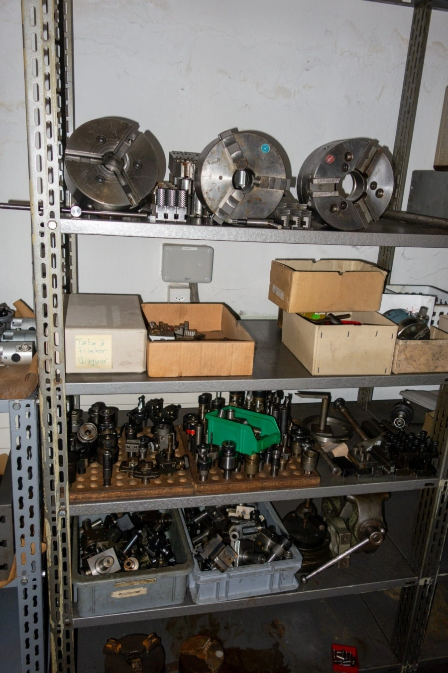 Various tools and chucks, in good condition