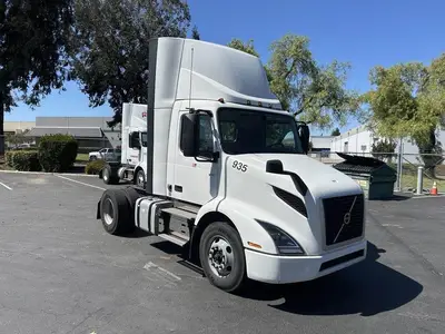 USED 2022 VOLVO VNR42T300