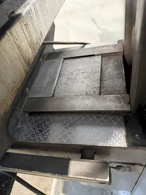 2 HP SHARP VERTICAL MILLING MACHINE W/ KURT VISE. STOCK # 0557025.