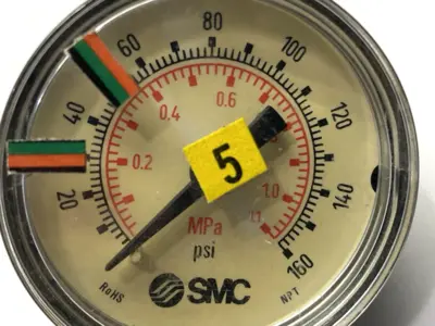 Used SMC PRESSURE GAUGE 1-1/2" DIAMETER 160PSI MAX 7/16" NPT Universal Pressure Meters Michigan US | Maverick Industrial Sales #1091312