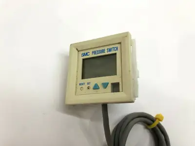 Used SMC ZSE4-01-65 Pressure Switches Michigan US | Maverick Industrial Sales #1394971
