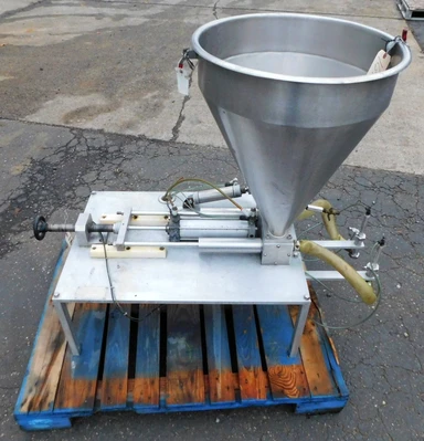 USED GEYER TWIN PISTON FILLER TWIN PISTON