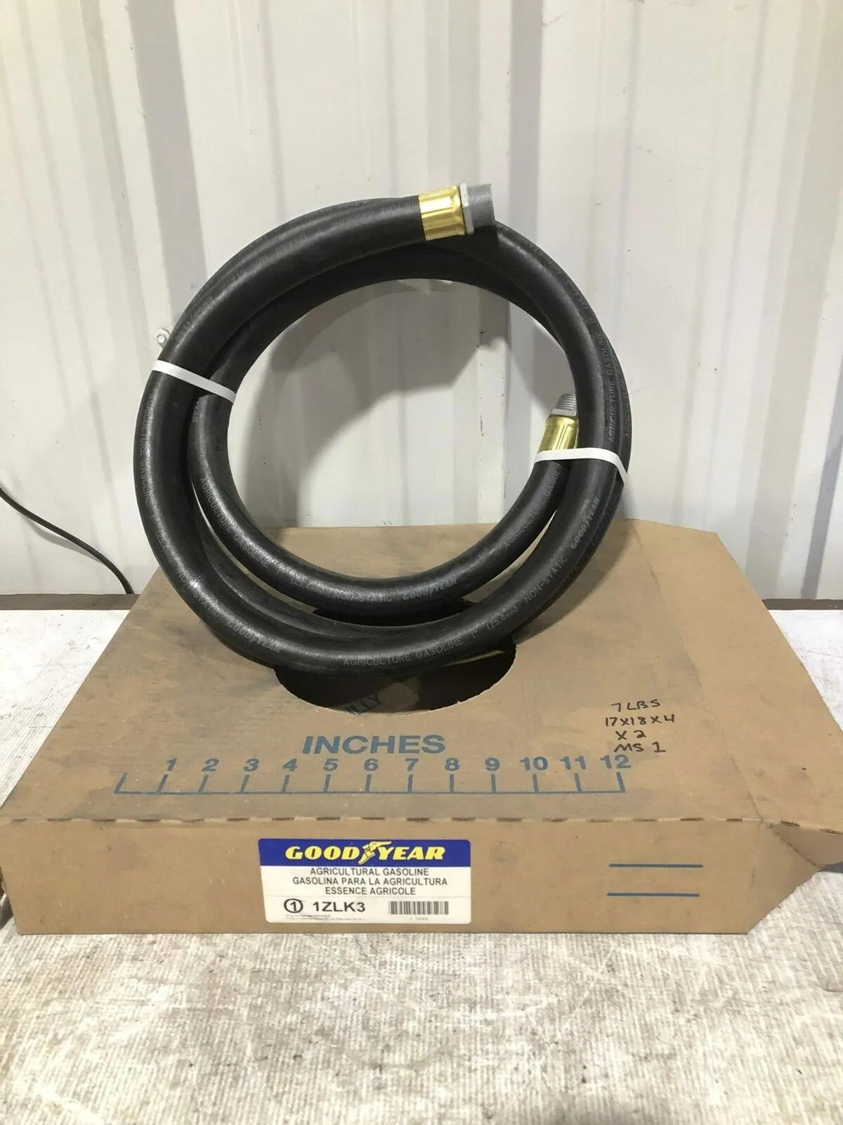 Goodyear 12LK3 1″ X 8′ Agriculture Gasoline Non-Static Hose w/ 1-1/4″ MNPT -NIB
