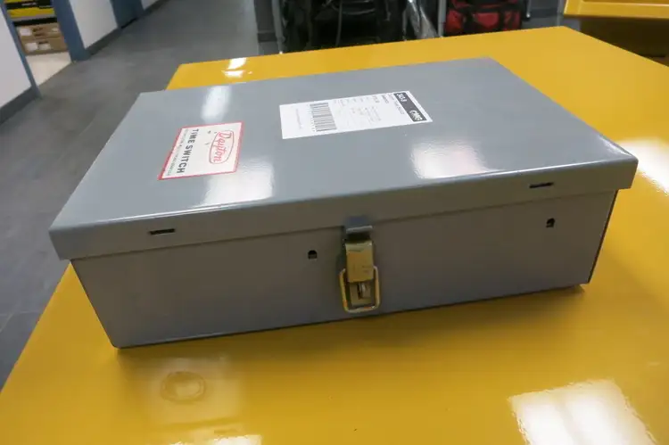 Used DAYTON 2E214A Switchgears British Columbia CA | Lenmark #244460