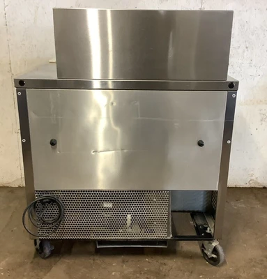 152-0246 True TSSU-36-12M-B Self Contained Sandwich/Salad Prep Cooler