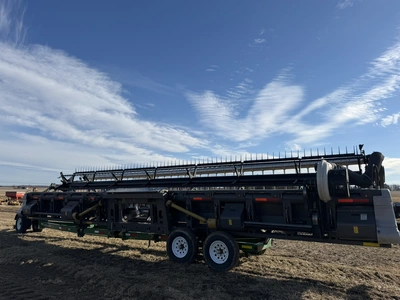 2014 Gleaner model 9250, 35' grain head, shaft driven, Advanced model AWS-2000 wind reel, unit has s...
