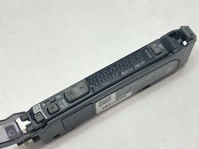 USED KEYENCE MULTI-PURPOSE DIGITAL LASER SENSOR AMPLIFIER M8 CONNECTOR.