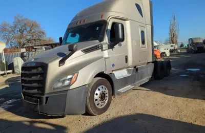 USED 2019 FREIGHTLINER CASCADIA 126