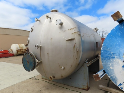 6000 gallon Vertical Stainless Steel Tank, rated 50 psi internal pressure