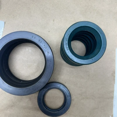 LARGE LOT OF ASSORTED OIL SEALS (SEE PHOTOS & DESCR.FOR SIZES) FAST SHIPPING!!