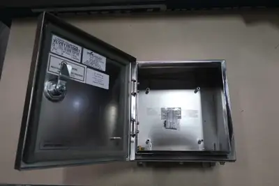 NEW 2013 CROUSE-HINDS XLVS11010061