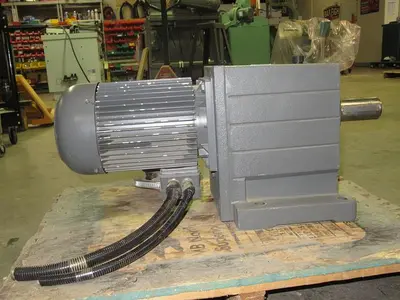 USED LENZE MOTOR/GEAR BOX UDE0530