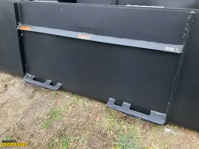 New Tomahawk 84” snow/mulch skid steer bucket, welded on high carbon cutting edge, skid steer...