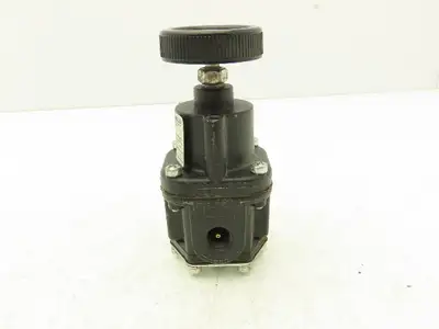 Fairchild 1022 Pressure Regulator 0.5-10 PSI Range 250 PSI Max 1/4" NPT