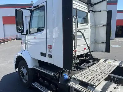 USED 2022 VOLVO VNR42T300