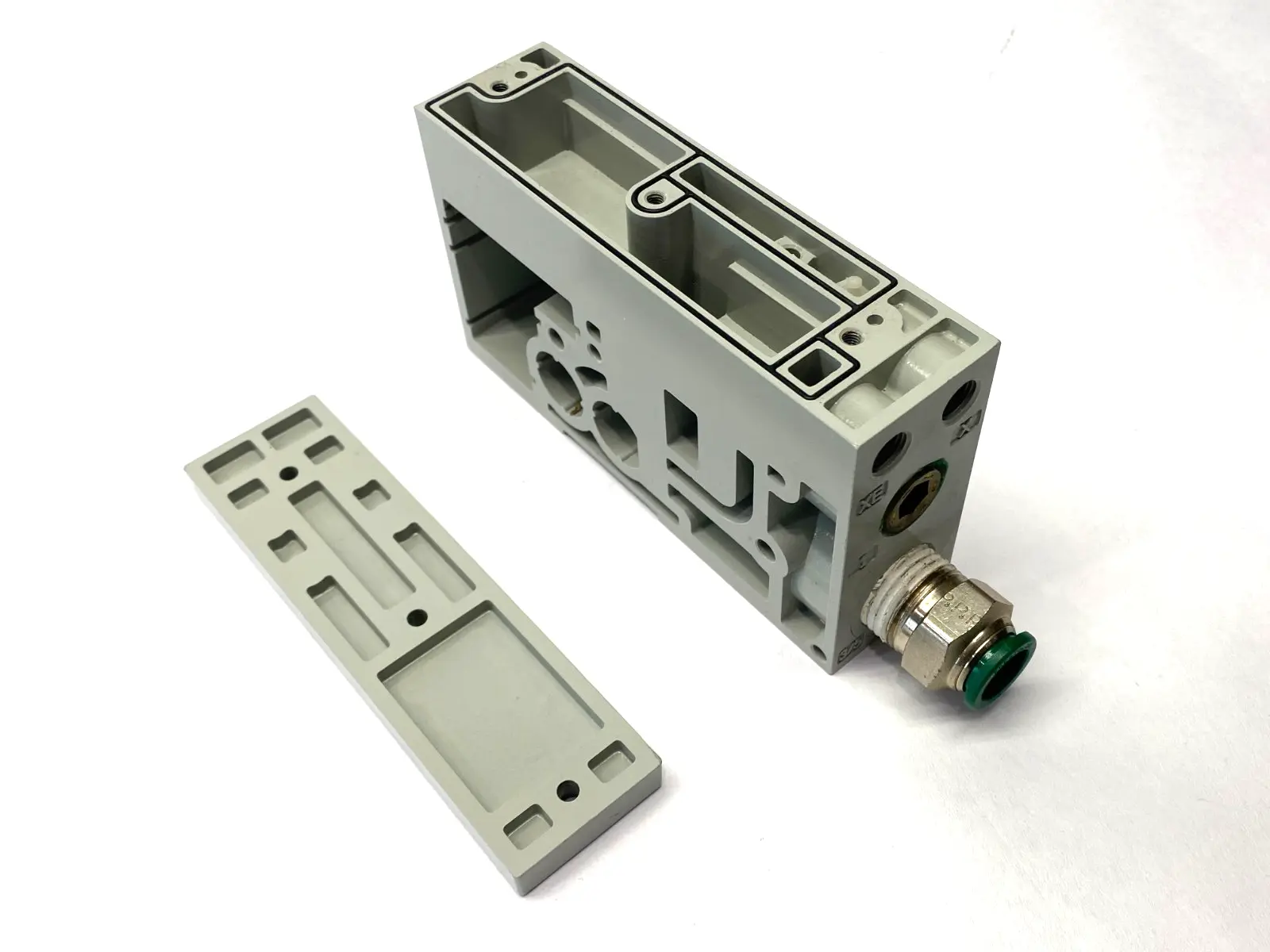 Used Numatics Pneumatic End Manifold Block X, XE, 1, 3/5 Ports Pump & Valve Parts Michigan US | Maverick Industrial Sales #1395139