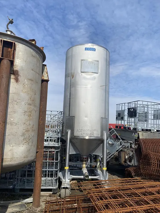 Used USED 1400 GALLON 304 STAINLESS STEEL VERTICAL TANK _UNKNOWN_ Dish & Cone Bottom Tanks North Carolina US | DH Griffin Used Equipment #1383804