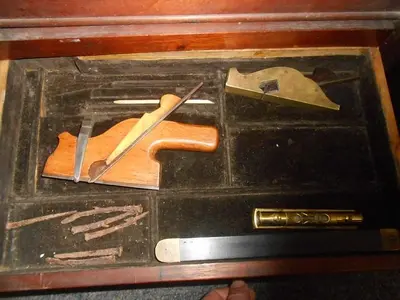 8283-385 ANTIQUE WOODWORKERS WOOD TOOL BOX WITH TOOLS