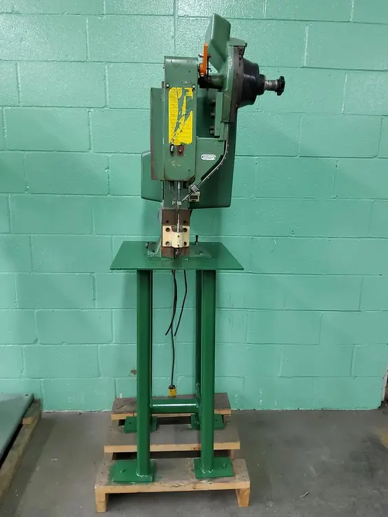 Used MILFORD 64 Riveters CA | B & B RIVET MACHINE #746452