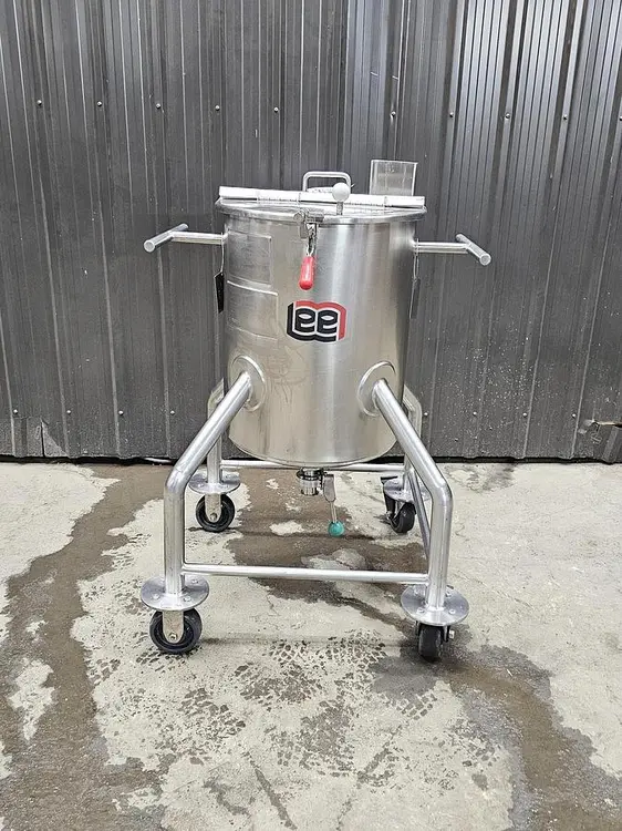 Used LEE INDUSTRIES INC. 25 "DBT" Stainless Steel Tanks Quebec CA | Carter-Wilson Equipment Services #914520